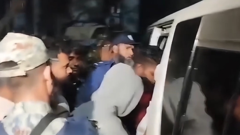 স্থানীয়দের তৎপরতায় কেন্দ্রের সামনে টাকা-দাসহ আটক ৭