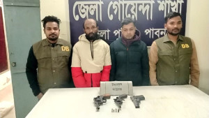 পাবনায় ডিবি পুলিশের বিশেষ অভিযানে অস্ত্র ও গুলিসহ আটক ৪