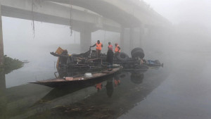 শৈলকুপায় ব্রিজের রেলিং ভেঙে নদীতে ট্রাক, চালক-হেলপার নিহত