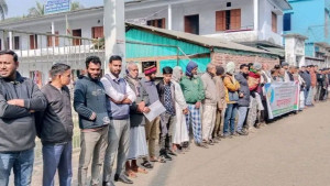 মাদরাসা অধ্যক্ষের কক্ষে তালা ঝুলাল এলাকাবাসী