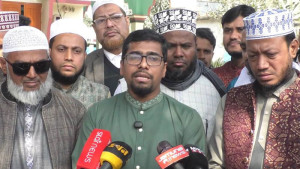 ‘প্রশাসন এক পক্ষের দিকে ঝুঁকে নির্বাচনকে প্রশ্নবিদ্ধ করতে চাইছে’