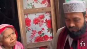 বৃদ্ধার হাতে ৫০০ টাকা দিয়ে ভোট চাইলেন জামায়াত প্রার্থী