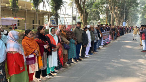 রাবিতে নিরাপদ কর্মস্থলের দাবিতে অফিসার সমিতির মানববন্ধন