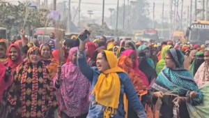 আমির হামজার বিরুদ্ধে কুষ্টিয়ায় নারীদের ঝাড়ু মিছিল