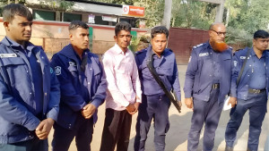 কানে ডিভাইস লাগিয়ে শিক্ষক নিয়োগ পরীক্ষা, এক জেলাতেই আটক ৪৮