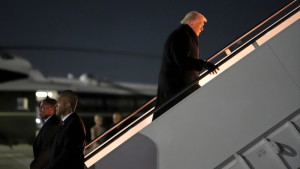 এয়ারফোর্স ওয়ানে বৈদ্যুতিক গোলযোগের কারণে ঘাঁটিতে ফিরে গেলেন ট্রাম্প