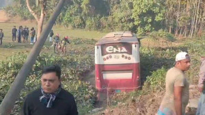 বাস–পিকআপভ্যানের মুখোমুখি সংঘর্ষে নিহত ১