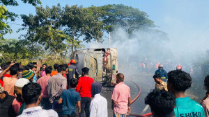 দুর্ঘটনার আগে চালকের সঙ্গে যাত্রীদের ঝগড়া হয়