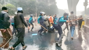 লাঠিপেটায় সড়ক ছাড়লেন মোবাইল ব্যবসায়ীরা