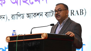 মেধাবী সন্তানদের শিক্ষাবৃত্তি দিলেন ডিএমপি কমিশনার