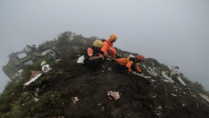 ইন্দোনেশিয়ায় বিমান বিধ্বস্ত, ১০ জনের মরদেহ উদ্ধার