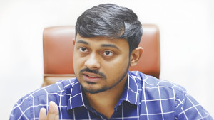 কিছু মানুষ ভীত হয়ে ময়লা পানি-ডিম ছুড়ছে: নাসীরুদ্দীন পাটওয়ারী