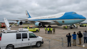 গ্রীষ্মেই নতুন এয়ারফোর্স ওয়ান পেতে যাচ্ছেন ট্রাম্প