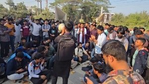 রায় প্রত্যাখ্যান করে ভোটের দাবিতে বিক্ষোভ