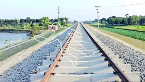 মায়ের হাতে ভাত খাওয়ার সময় ট্রেনে কাটা পড়ল শিশু