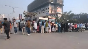 রাজধানীর বিভিন্ন সড়কে শিক্ষার্থীদের অবরোধ