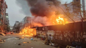 কাঁচাবাজার পুড়িয়ে নিভল আগুন