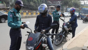 ট্রাফিক আইন লঙ্ঘনে ২৪ ঘণ্টায় ডিএমপির ২২৩৯ মামলা