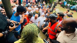 চট্টগ্রামের বন্যাকবলিত এলাকা পরিদর্শনে জামায়াত আমির, করলেন ত্রাণ বিতরণ