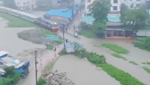 ভারিবৃষ্টিতে ডুবে গেছে রেললাইন, কক্সবাজারের সঙ্গে বন্ধ যোগাযোগ