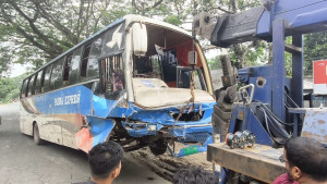 পাবনায় লাশবাহী অ্যাম্বুলেন্সের সঙ্গে বাসের সংঘর্ষে নিহত বেড়ে ৩