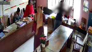 প্রধান শিক্ষিকাকে অভিভাবকের চড়-থাপ্পড়