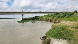 ড্রেজার দিয়ে বালু উত্তোলনে হুমকিতে ব্যস্ততম সেতু