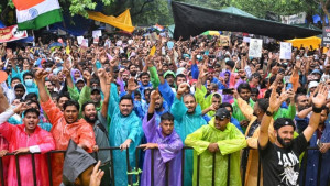সরকারের সঙ্গে বৈঠকে বসছে ককরোচ জনতা পার্টি, জ্বর নিয়ে যন্তর মন্তরে অভিজিৎ দিপকে