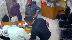 অণ্ডকোষ চেপে চেক-স্ট্যাম্পে স্বাক্ষর নেওয়া সেই ব্যক্তি গ্রেপ্তার