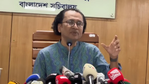 ৩২ ডিসিকে অবসরে পাঠানো নিয়ে যা বললেন তথ্য উপদেষ্টা