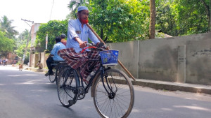 এক পা আর একটি বাইসাইকেলে চলছে মোক্তার হোসেনের জীবন যুদ্ধ