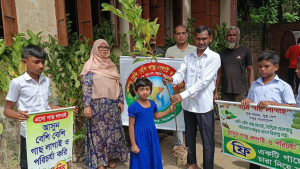 ১২ বছর ধরে বিনামূল্যে গাছ বিতরণ করছেন মিল শ্রমিক শহিদুল