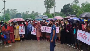 সরকারি গেজেট অনুযায়ী বেতন-ভাতার দাবিতে মহাসড়ক অবরোধ
