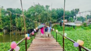 সরকারি বরাদ্দের অপেক্ষায় না থেকে নিজেরাই গড়লেন সেতু
