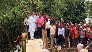 ‘ক্ষমতার আগে জনগণ’ সরকার এই নীতিতে কাজ করছে : স্বরাষ্ট্রমন্ত্রী