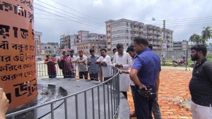 জুলাই স্মৃতিস্তম্ভে আগুন, বিদেশ থেকে ভিডিও প্রকাশ করলেন ছাত্রলীগ নেতা
