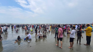 বর্ষার উত্তাল সাগর দেখতে কক্সবাজারে পর্যটকের ঢল