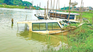 নৌ-অ্যাম্বুলেন্স থাকলেও কখনো সেবা পাননি চরবাসী