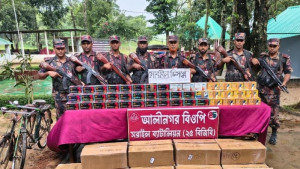 বিজিবিকে দেখে ৩ কোটি টাকার ‘মোবাইল যন্ত্রাংশ’ ফেলে পালাল চোরাকারবারিরা