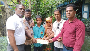 অসহায় রবিউলের পাশে দাঁড়ালেন এমপি খোকন