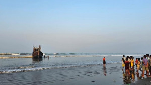 বাংলাদেশে আসার সময় রোহিঙ্গাবাহী নৌকা ডুবি, নিখোঁজ ১৩