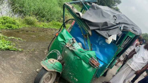ট্রাকের সঙ্গে সংঘর্ষে প্রাণ গেল অটোরিকশার যাত্রীর, আহত ৩