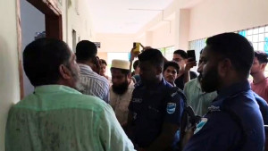মাস্ক পরে রুমে ঢুকেই শিক্ষা কর্মকর্তাকে কোপাতে শুরু করেন শিক্ষক