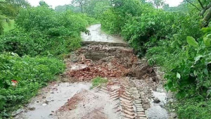 চুয়াডাঙ্গায় ভারী বৃষ্টিতে ধসে গেল সড়ক
