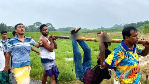 মাদক কারবারিকে বাঁশে ঝুলিয়ে থানায় সোপর্দ করলেন গ্রামবাসী