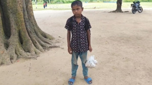 কাঁধে বই, হাতে বাদামের ঝোলা, ছোট্ট মাহিমের ওপর পুরো সংসার