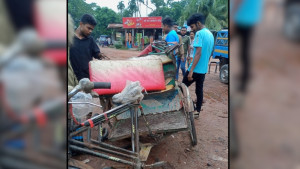 সংঘর্ষের পর অটোরিকশার ওপর উঠে গেল বাস, নিহত ১, আহত ১০