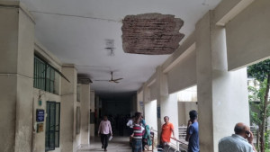 আদালতে বিচার চলাকালে খসে পড়ল ছাদের পলেস্তারা, আহত ৫ বিচারপ্রার্থী