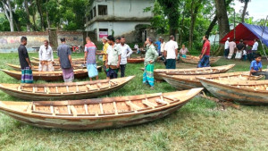 ঐতিহ্যবাহী বুড়িরহাটে এখনো বিক্রি হয় লাখ লাখ টাকার নৌকা
