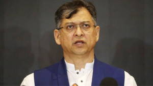 অল্প কিছু শিক্ষার্থীর আন্দোলনে গুরুত্ব দিচ্ছে না সরকার : স্বরাষ্ট্রমন্ত্রী